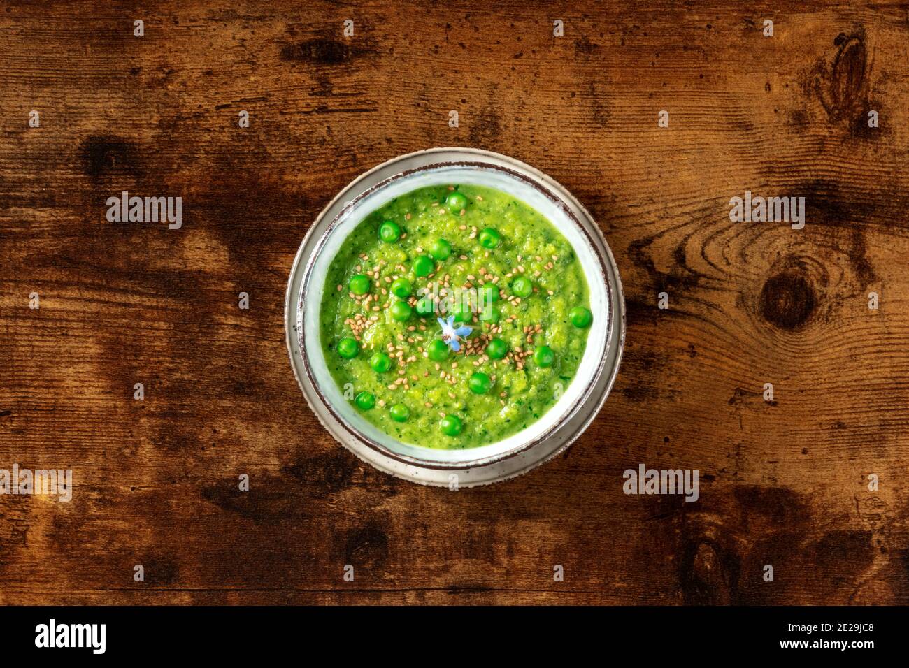 Vegane Gemüsesuppe, von oben auf einem dunklen rustikalen Holzhintergrund geschossen Stockfoto