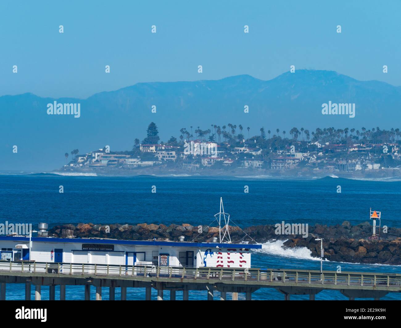 Riesige Wellen in der Nähe von Ocean Beach Pier, San Diego, Kalifornien mit einem großen Wellengang im Jahr 2021 Stockfoto