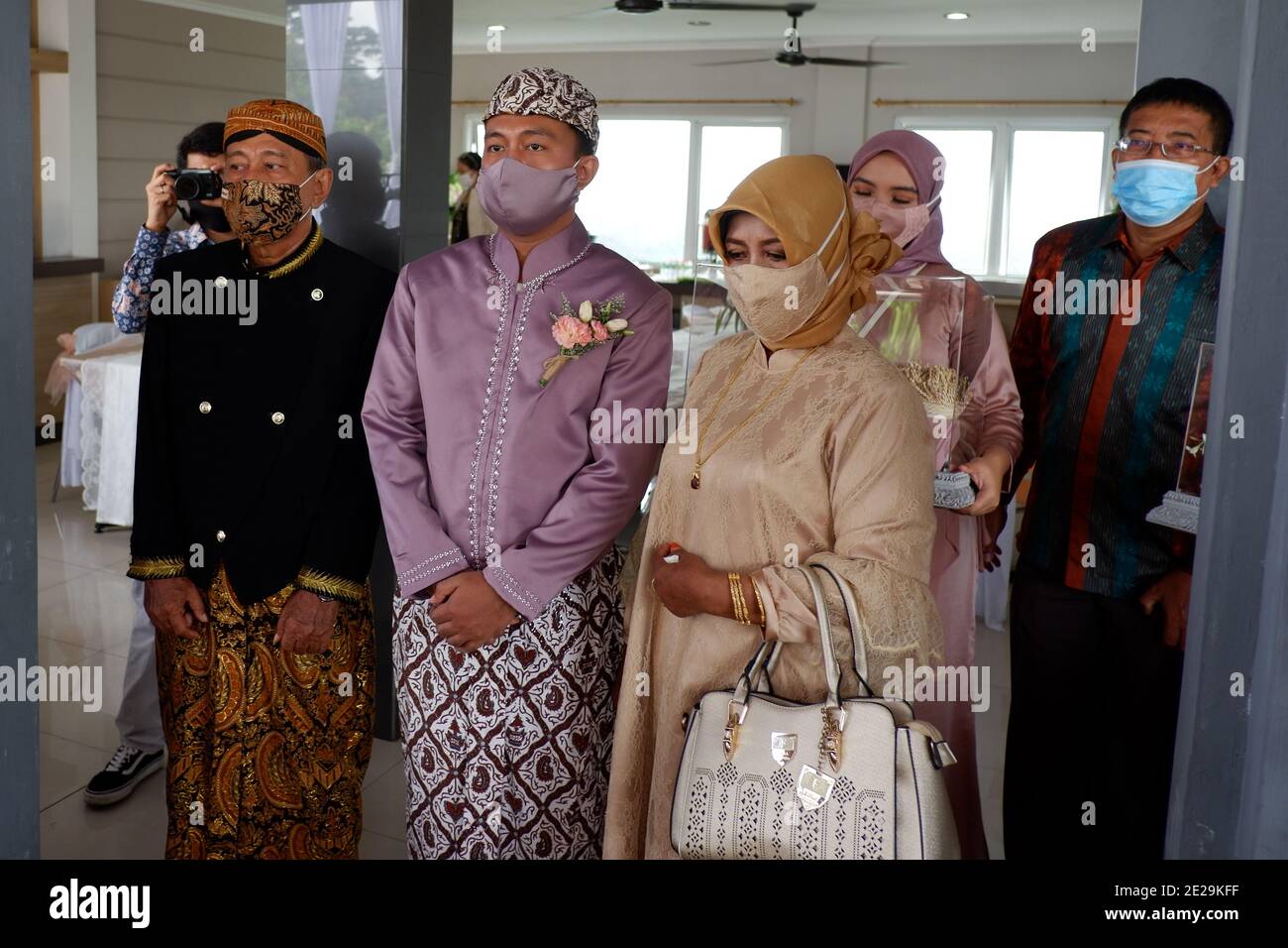 Ein Bräutigam und seine Eltern vor Beginn der Trauung. Stockfoto