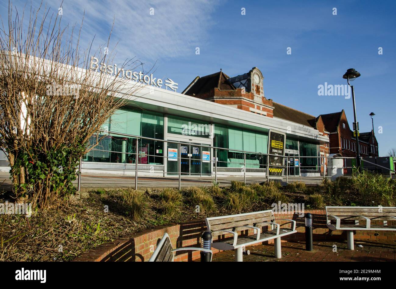 Basingstoke, Großbritannien - 25. Dezember 2020: Eingang zum Bahnhof in Basingstoke, Hampshire an einem sonnigen Wintermorgen. Stockfoto