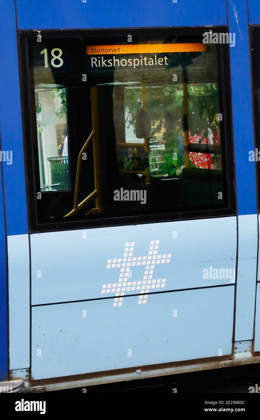 Oslo, Norwegen - 20. Juni 2019: Nahaufnahme der von Ruter betriebenen Straßenbahn auf der Linie 18 im Stadtzentrum von Oslo. Stockfoto