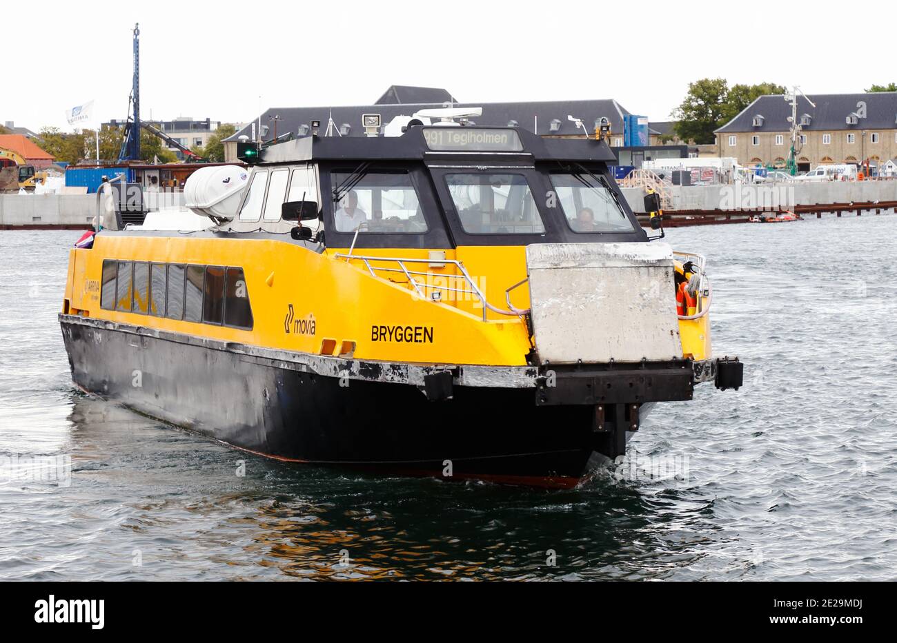 Kopenhagen, Dänemark - 4. September 2019: Öffentliche Verkehrsmittel Hafen Bus Fähre Bryggen in Dienst für Movia Aufruf in Nyhavn. Stockfoto