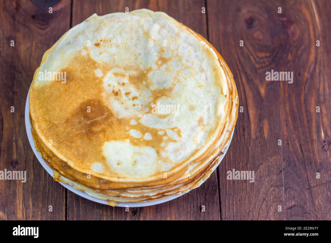 Russische Pfannkuchen.EIN Stapel von russischen Dorf Pfannkuchen.EINE Kopie des Raumes. Stockfoto