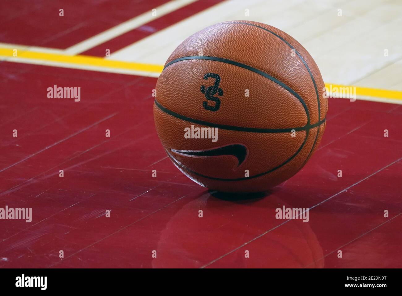 Eine detaillierte Ansicht eines Nike Basketballs mit Swoosh und SC-Logo auf dem Platz während eines NCAA College-Basketballs Spiel zwischen den Südkalifornien Troja Stockfoto