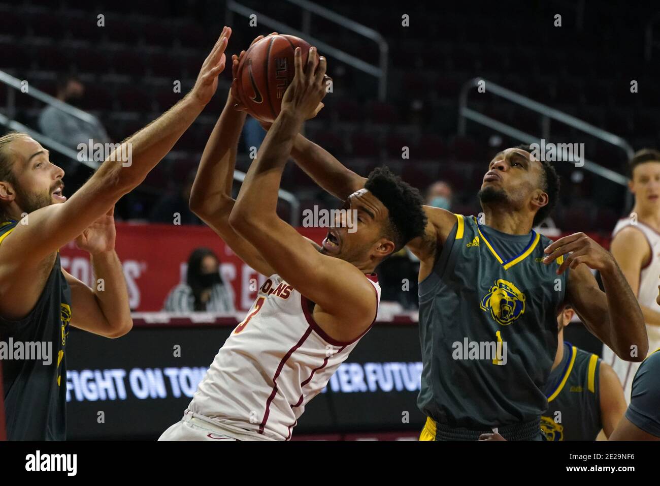 Southern California Trojans vorwärts Jesaja Mobley (3) kämpft für die Ball mit UC Riverside Highlanders Zentrum Jock Perry (15) und Vorwärts Arinze Chi Stockfoto