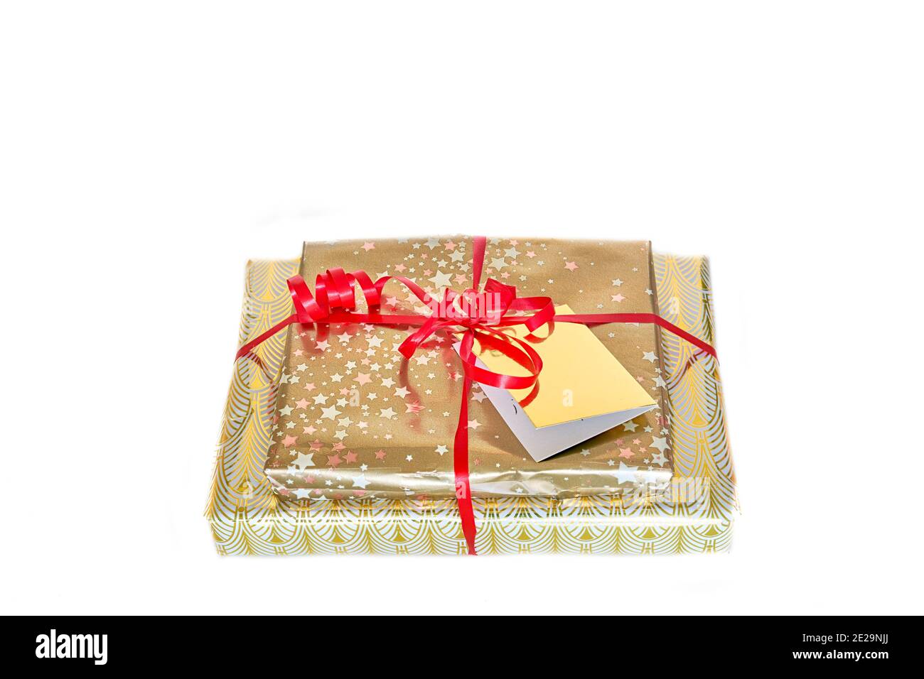 Geschenke in Geschenkpapier und gebunden mit einem roten Band. Stockfoto