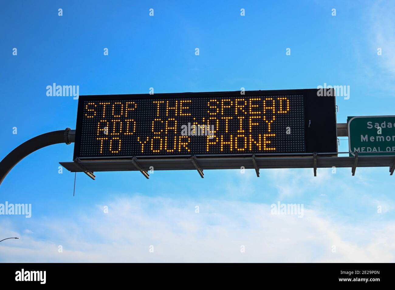 Ein Caltrans Message Board liest "Hilfe retten Leben hinzufügen CA Notify App auf Ihr Handy", Samstag, 2. Januar 2021, in Los Angeles. Die CA Notify-Anwendung US Stockfoto