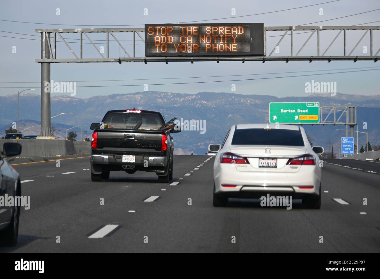 Ein Caltrans-Message-Board liest "Help Save Lives Add CA Notify App to Your Phone", Samstag, 2. Januar 2021, in Colton, Kalifornien. Die CA Notify-Anwendung Stockfoto