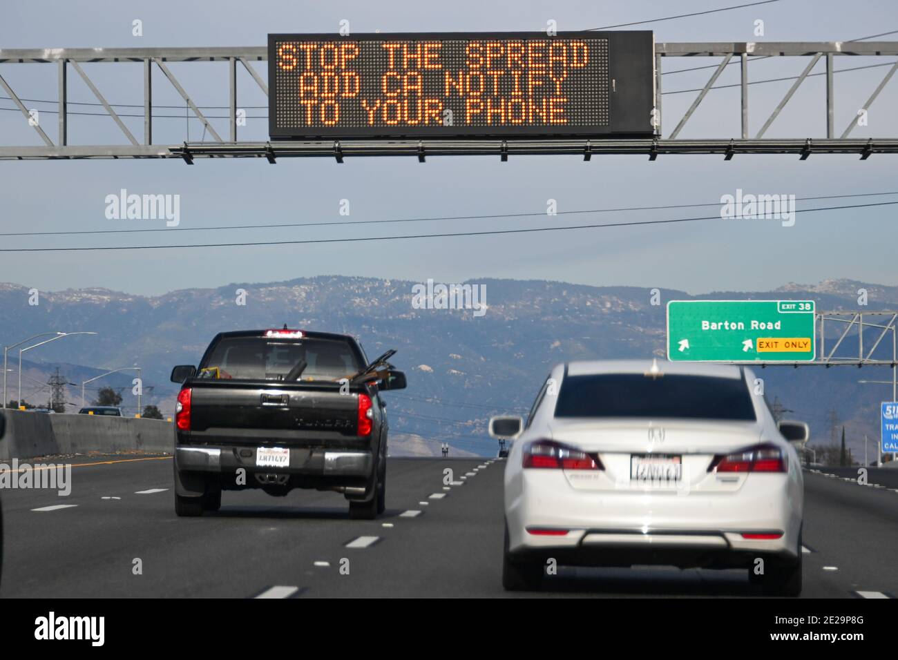 Ein Caltrans-Message-Board liest "Help Save Lives Add CA Notify App to Your Phone", Samstag, 2. Januar 2021, in Colton, Kalifornien. Die CA Notify-Anwendung Stockfoto