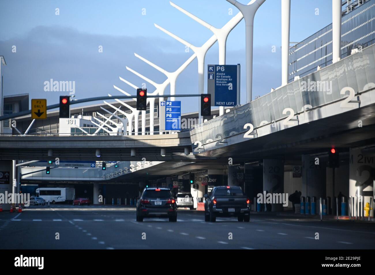 Allgemeine Gesamtansicht des spärlichen Verkehrs am Los Angeles International Airport inmitten der neuartigen Coronavirus-Pandemie, Samstag, 2. Januar 2021, in Los Angele Stockfoto