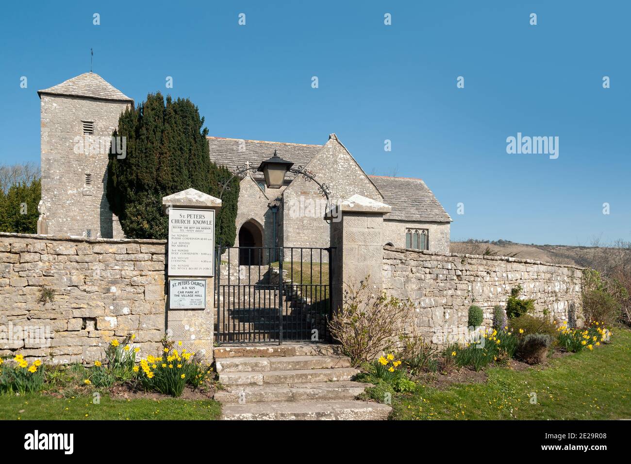 ISLE OF PURBECK, DORSET, Großbritannien - 20. MÄRZ 2009: Außenansicht der St. Peter's Church im Dorf Knowle Stockfoto
