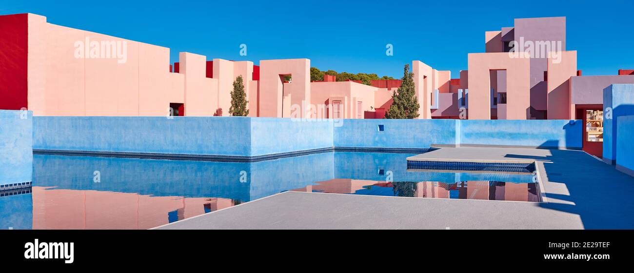 Geometrische Gebäudestruktur Panoramablick. Die rote Mauer, Calp, Spanien Stockfoto