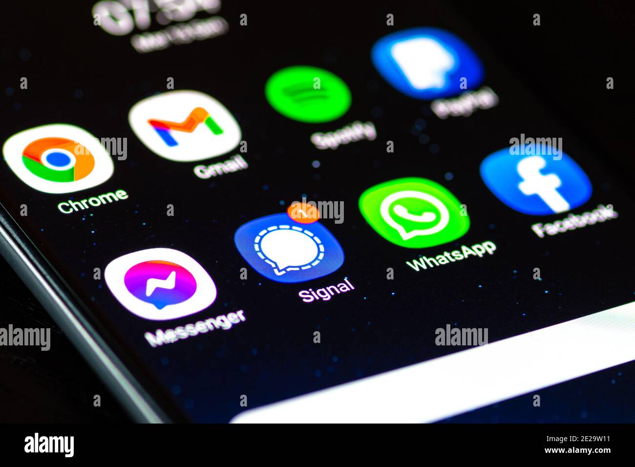 Signal App, ein plattformübergreifender verschlüsselter Messaging-Dienst, der von der Signal Foundation und dem Signal Messenger entwickelt wurde, wird mit Whatsapp auf dem Bildschirm angezeigt Stockfoto