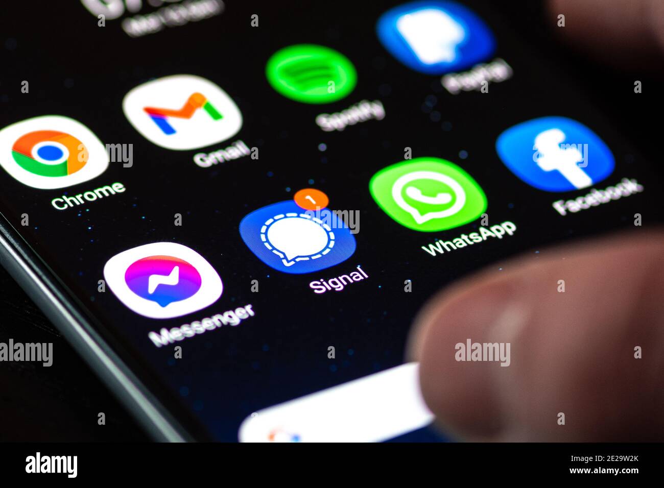 Signal App, ein plattformübergreifender verschlüsselter Messaging-Dienst, der von der Signal Foundation und dem Signal Messenger entwickelt wurde, wird mit Whatsapp auf dem Bildschirm angezeigt Stockfoto