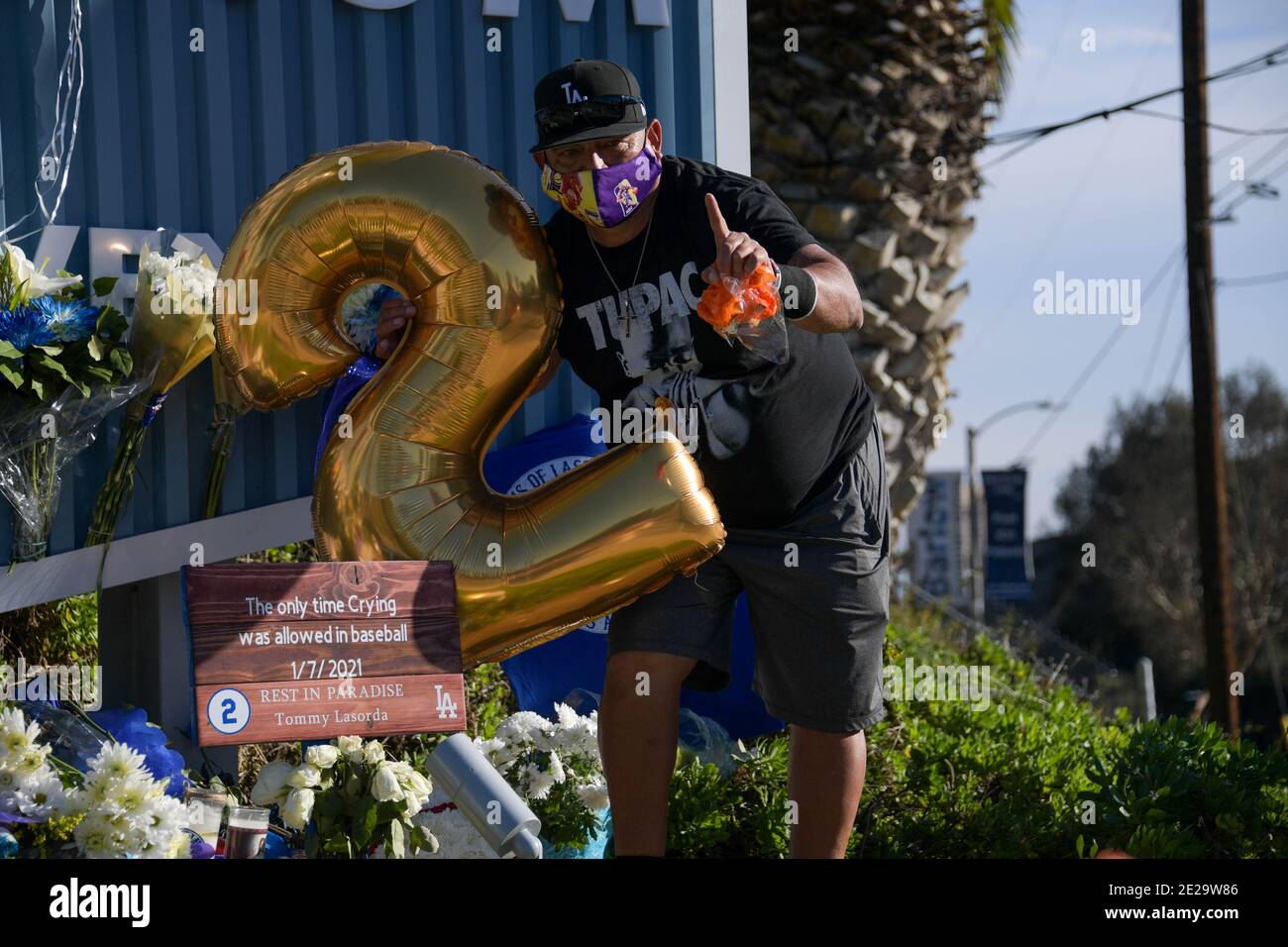 Fans platzieren Blumen und Beschilderung vor Dodger Stadium zu Ehren des ehemaligen Los Angeles Dodgers Manager Tommy Lasorda, Sonntag, 10. Januar 2021, in Los Angeles Stockfoto