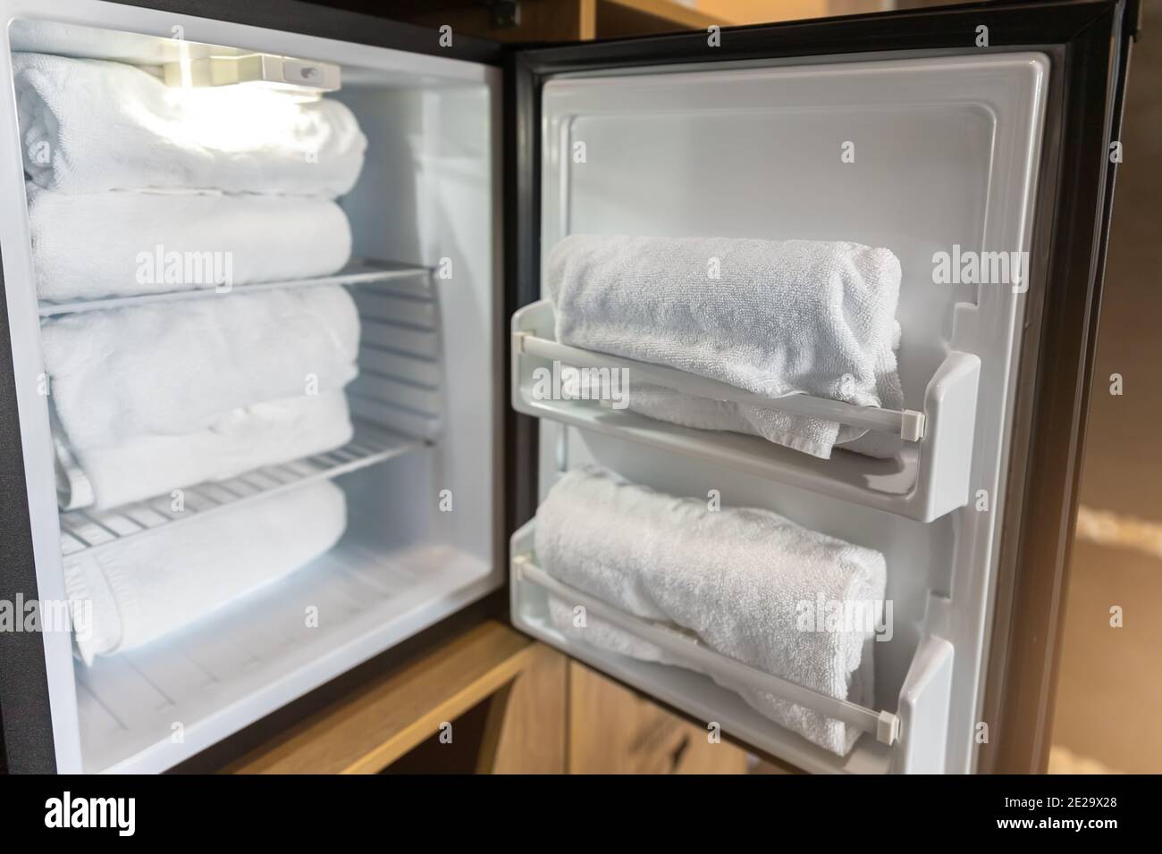 Neue frisch gekühlte Handtücher im Kühlschrank im Fitness Fintess Club für  die Person Erfrischung während des Trainings gestapelt. Luxus Komfort  Bequemlichkeit im Sport Club Stockfotografie - Alamy