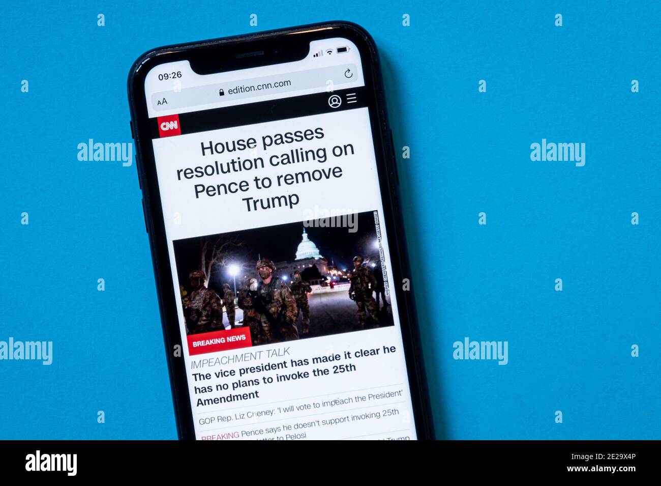 Mailand, Italien - 13. Januar 2021: CNN.com Homepage auf einem Smartphone mit einer Eilmeldung Titel Lesung ‘Haus verabschiedet Resolution fordert Pence zu remov Stockfoto