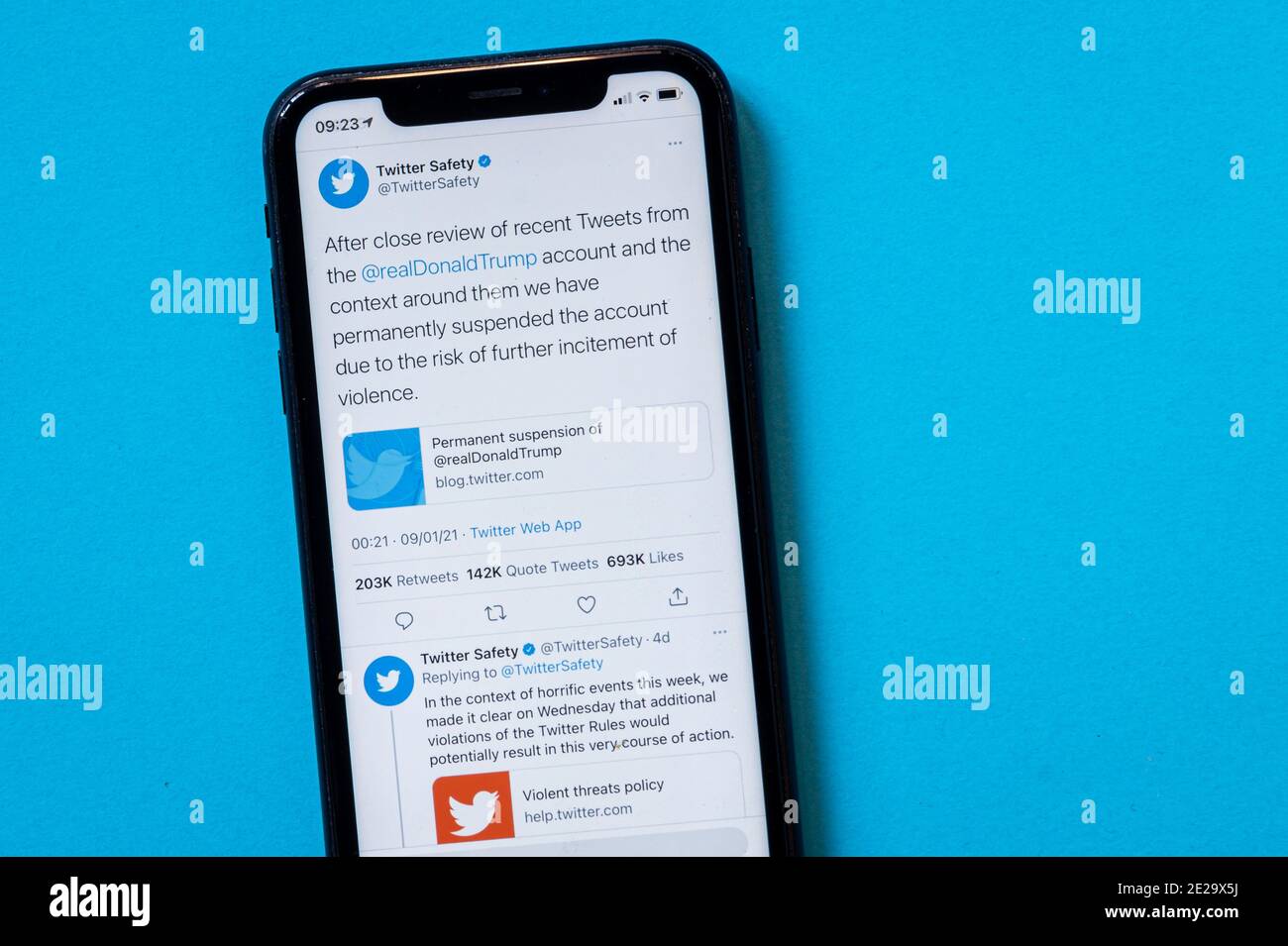 Mailand, Italien - 13. Januar 2021: Twitter Sicherheitskonto auf dem Smartphone. Präsident Donald J. Trump-Konto wurde dauerhaft auf Twitter wegen Th gesperrt Stockfoto