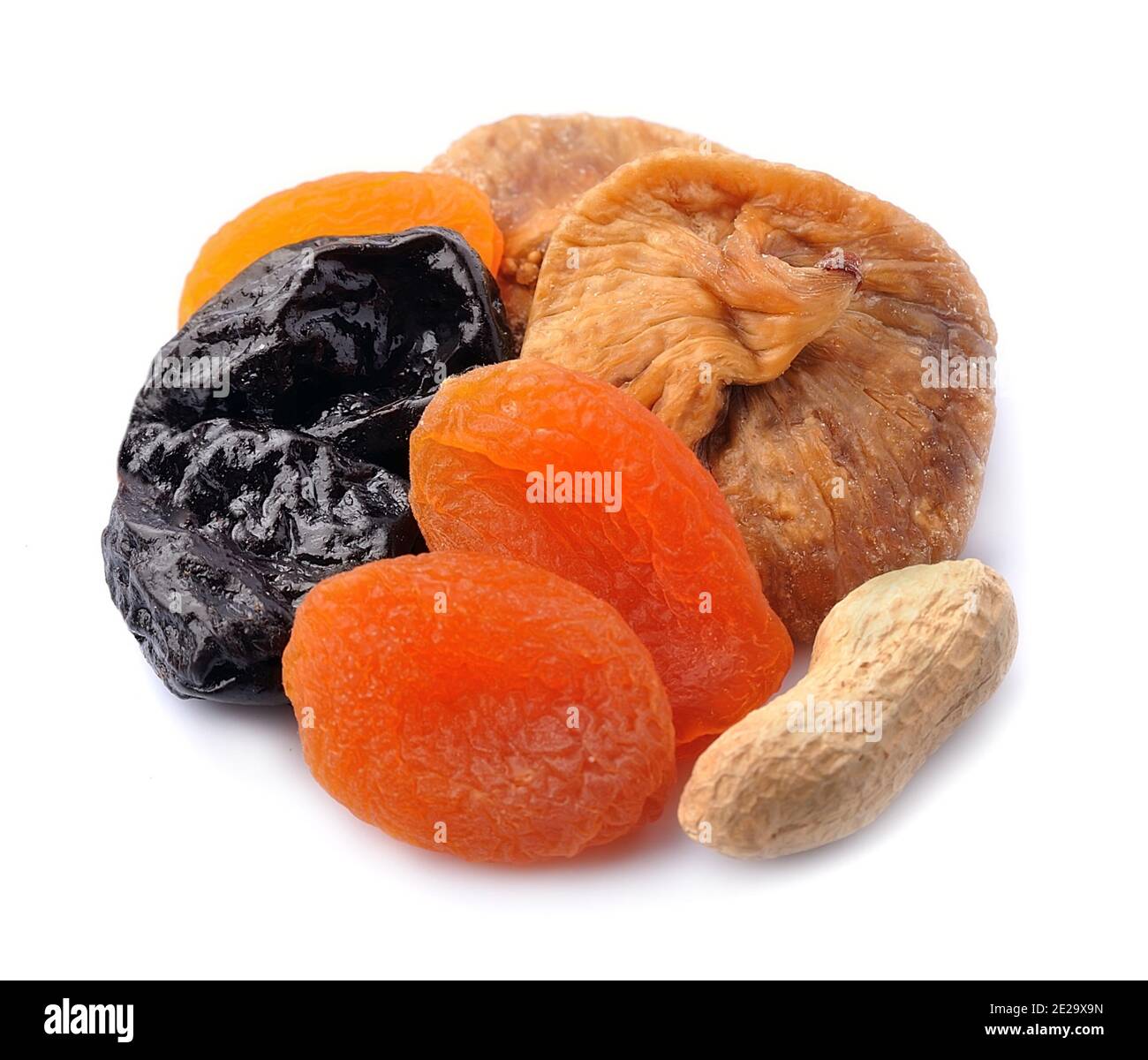 Früchte und Nüsse isoliert auf weißem Hintergrund. Getrocknete Aprikosen, getrocknete Pflaumen und Feigen isoliert auf weißem Hintergrund. Stockfoto