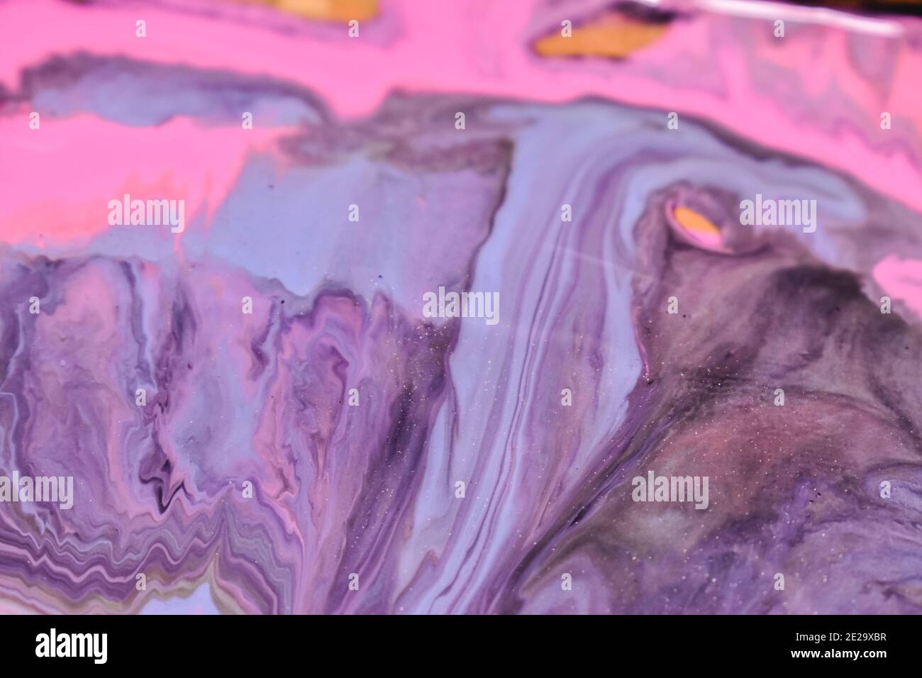 Nahaufnahme von hellviolett und rosa abstrakt Öl gemalt Wellen - perfekt für Tapeten Stockfoto