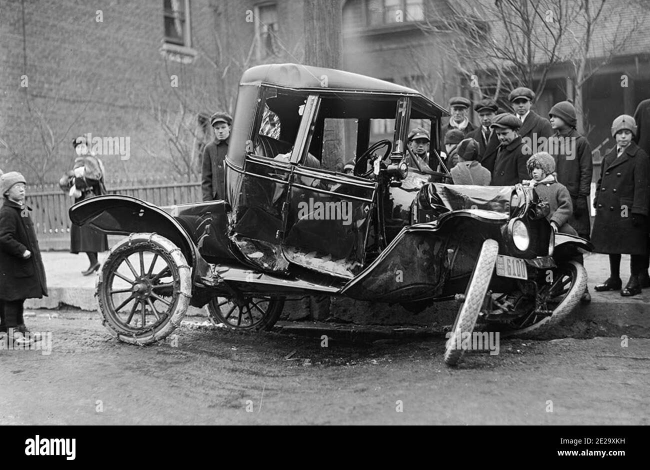 Vintage Schwarz-Weiß-Fotografie eines frühen Autounfalls in Toronto mit einer kleinen Menge Zuschauer. Wahrscheinlich der erste Autounfall, den sie gesehen haben. Stockfoto