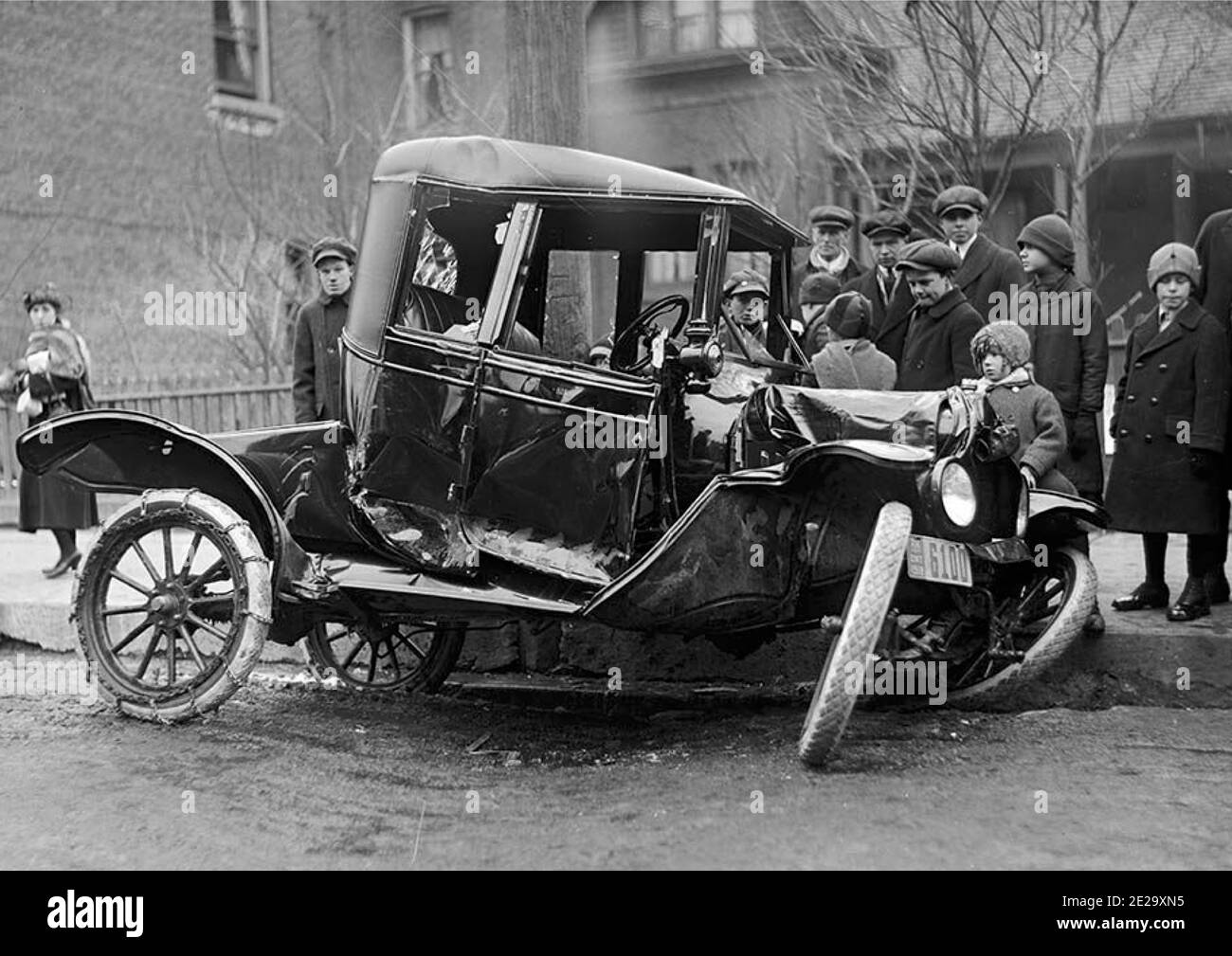 Vintage Schwarz-Weiß-Fotografie eines frühen Autounfalls in Toronto mit einer kleinen Menge Zuschauer. Wahrscheinlich der erste Autounfall, den sie gesehen haben. Stockfoto
