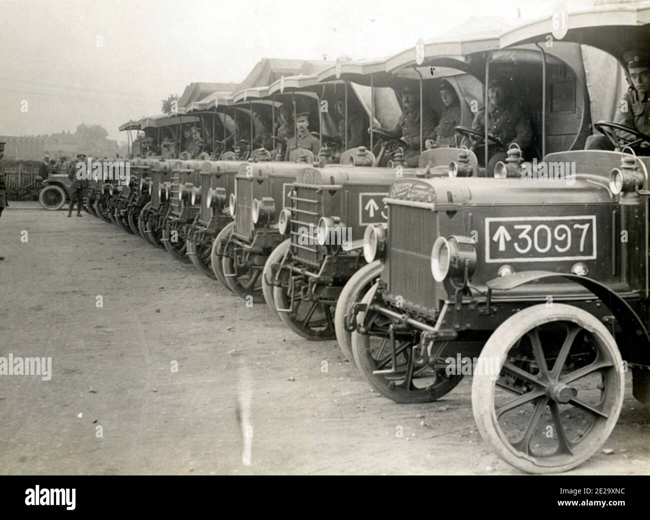 Vintage-Foto Versorgung Säule von Lastwagen warten auf Ladung am Bahnhof Aire, Frankreich 1915 Stockfoto