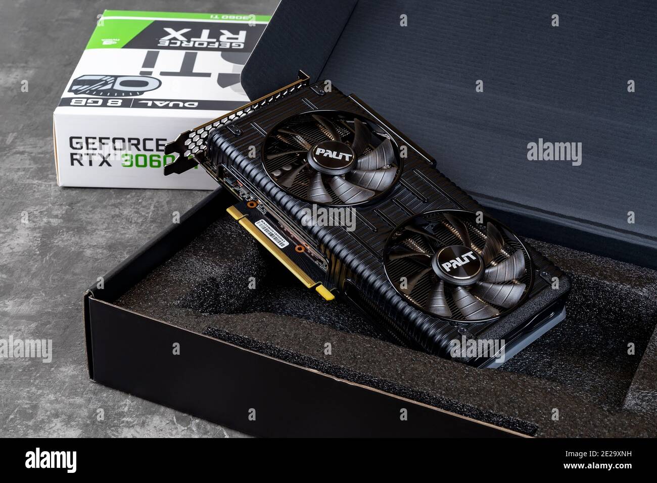 Varna, Bulgarien, 11. Januar 2021. Palit Nvidia GeForce RTX 3060 Ti Dual OC Gaming Grafikkarte in offener Box vor dunklem Hintergrund. Stockfoto