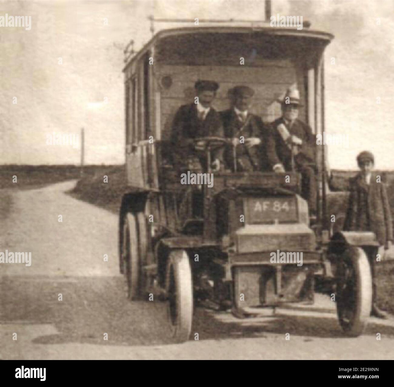 Vintage-Foto mit dem Titel Early Great Western Railway Bus AF84 Arbeitsdienst vom Bahnhof Helston zur Lizard, Cornwall, Großbritannien. Stockfoto