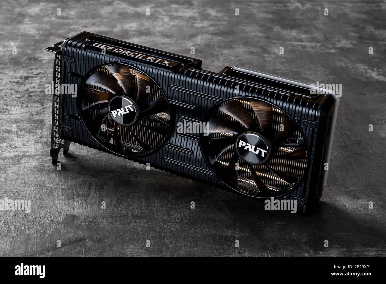 Varna, Bulgarien, 11. Januar 2021. Zwei Lüfter Palit Nvidia GeForce RTX 3060 Ti Dual OC Gaming Grafikkarte vor dunklem Hintergrund. Moderner Desktop-PC. Stockfoto