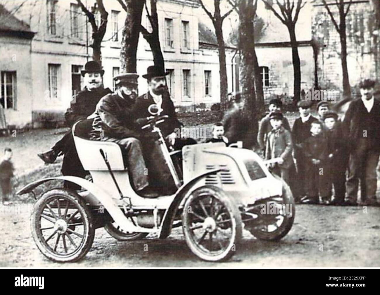 Vintage Schwarz-Weiß-Foto aufgenommen in Rethel, Ardennen, Frankreich von der Bauchet Auto mit Fahrer und zwei Passagiere. Wahrscheinlich Henry Bauchet selbst. Stockfoto