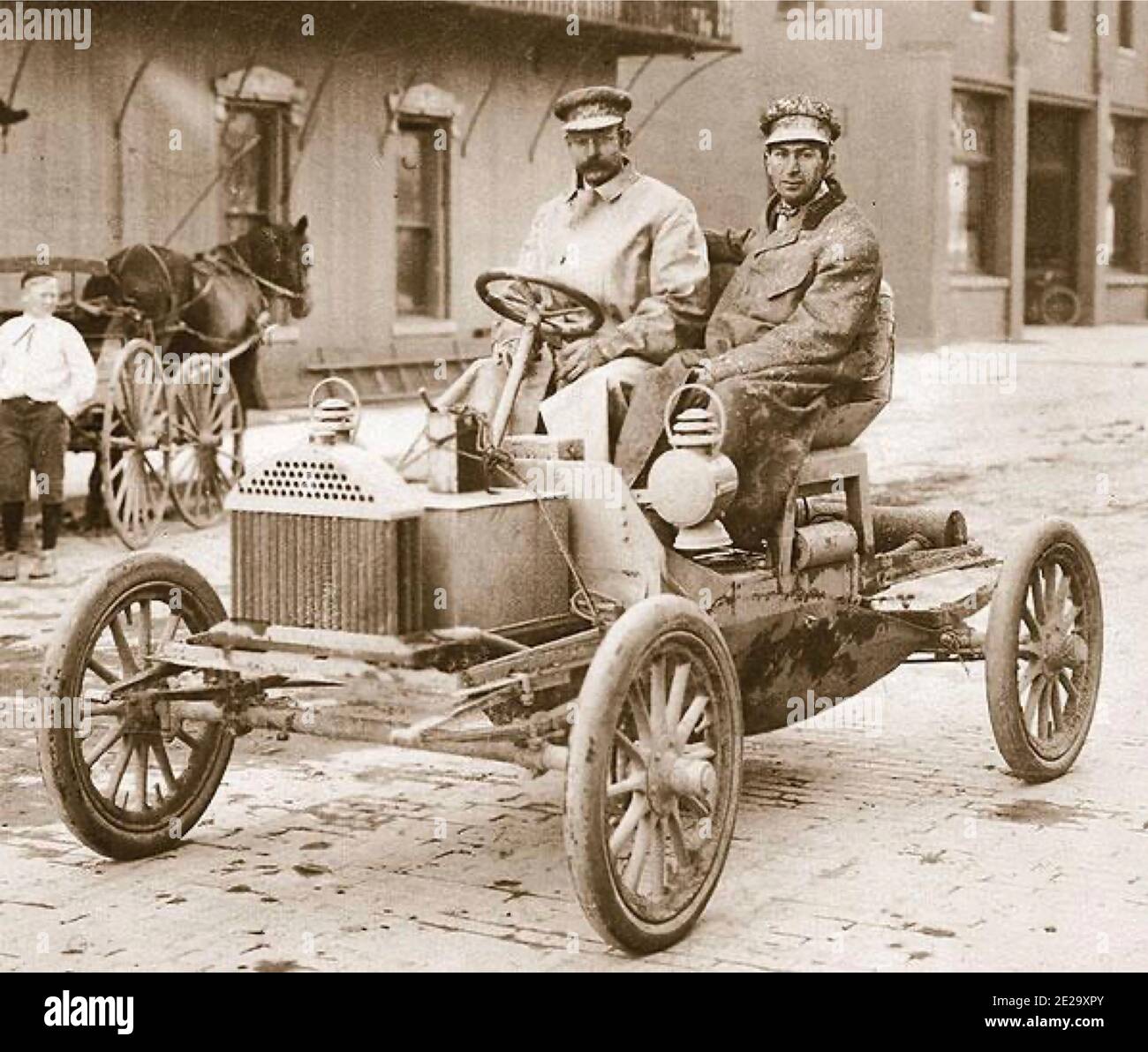 Vintage antikes Schwarz-Weiß-Foto von zwei Männern, die ein frühes Buick-Modell B fahren.das Foto wurde in Flint, Michigan USA, aufgenommen. Stockfoto