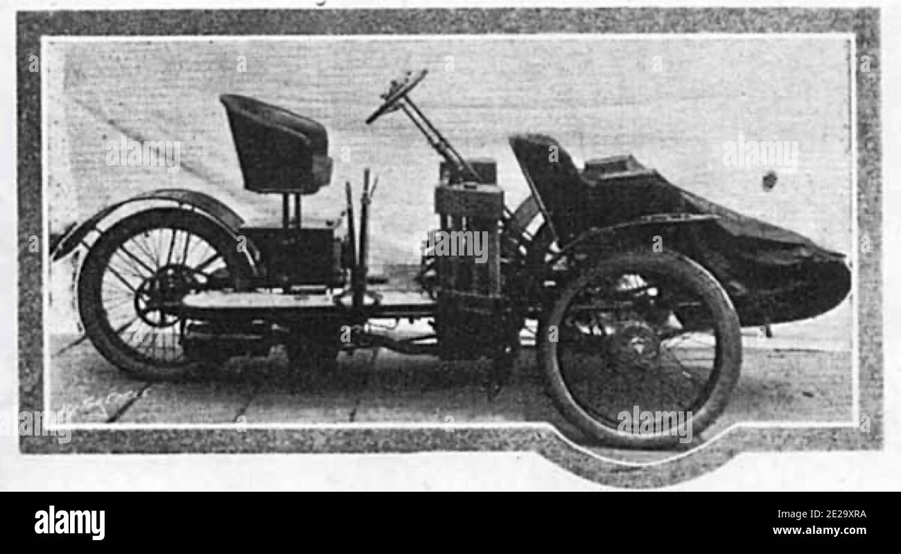 Vintage antikes Schwarz-Weiß-Foto von einem frühen Motorrad oder Trike. Dreirad. Stockfoto