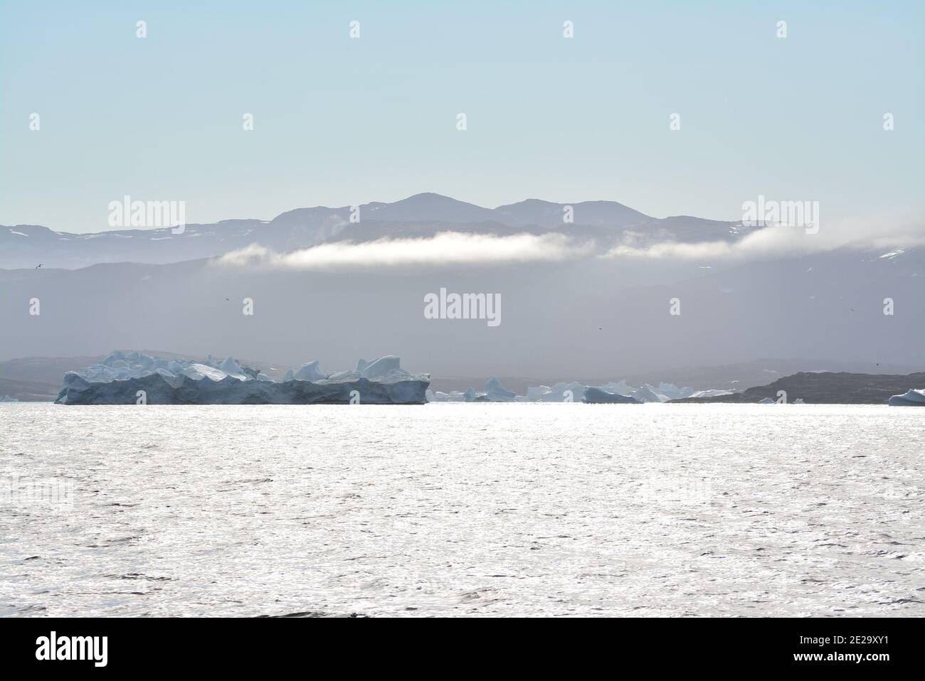 Disko Bay, Grönland - Juli - Bootsfahrt am Morgen über das arktische Meer - Baffin Bay - kalte und frische Luft und große schöne Eisberge, ruhige Momente Stockfoto