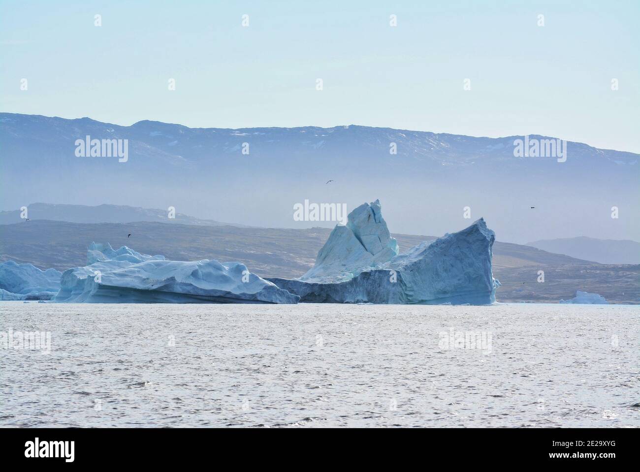 Disko Bay, Grönland - Juli - Bootsfahrt am Morgen über das arktische Meer - Baffin Bay - kalte und frische Luft und große schöne Eisberge, ruhige Momente Stockfoto