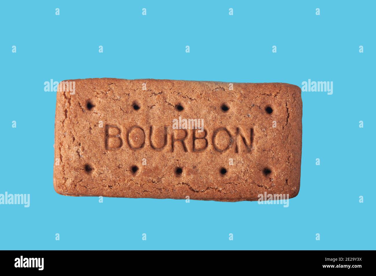 Bourbon Kekse isoliert auf einem blauen Hintergrund Stockfoto