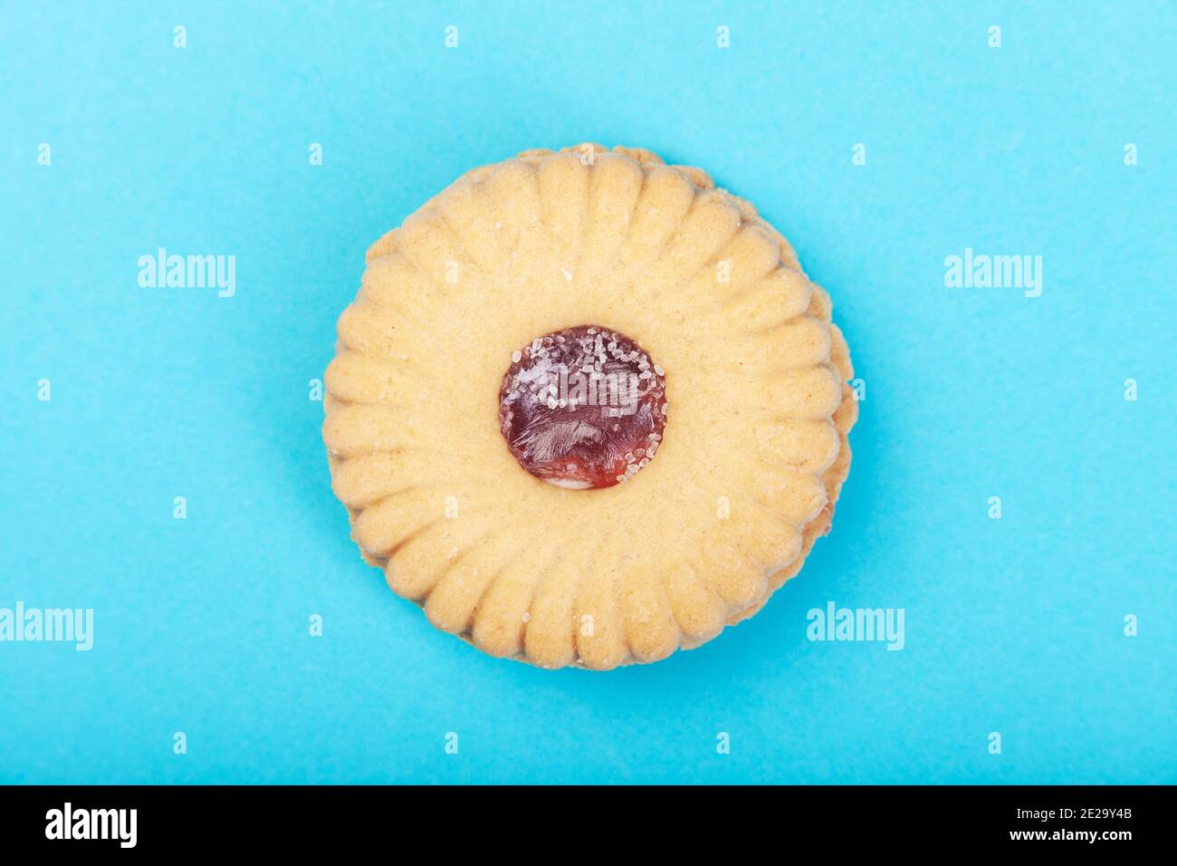 Jammie Dodger Kekse auf blauem Hintergrund Stockfoto