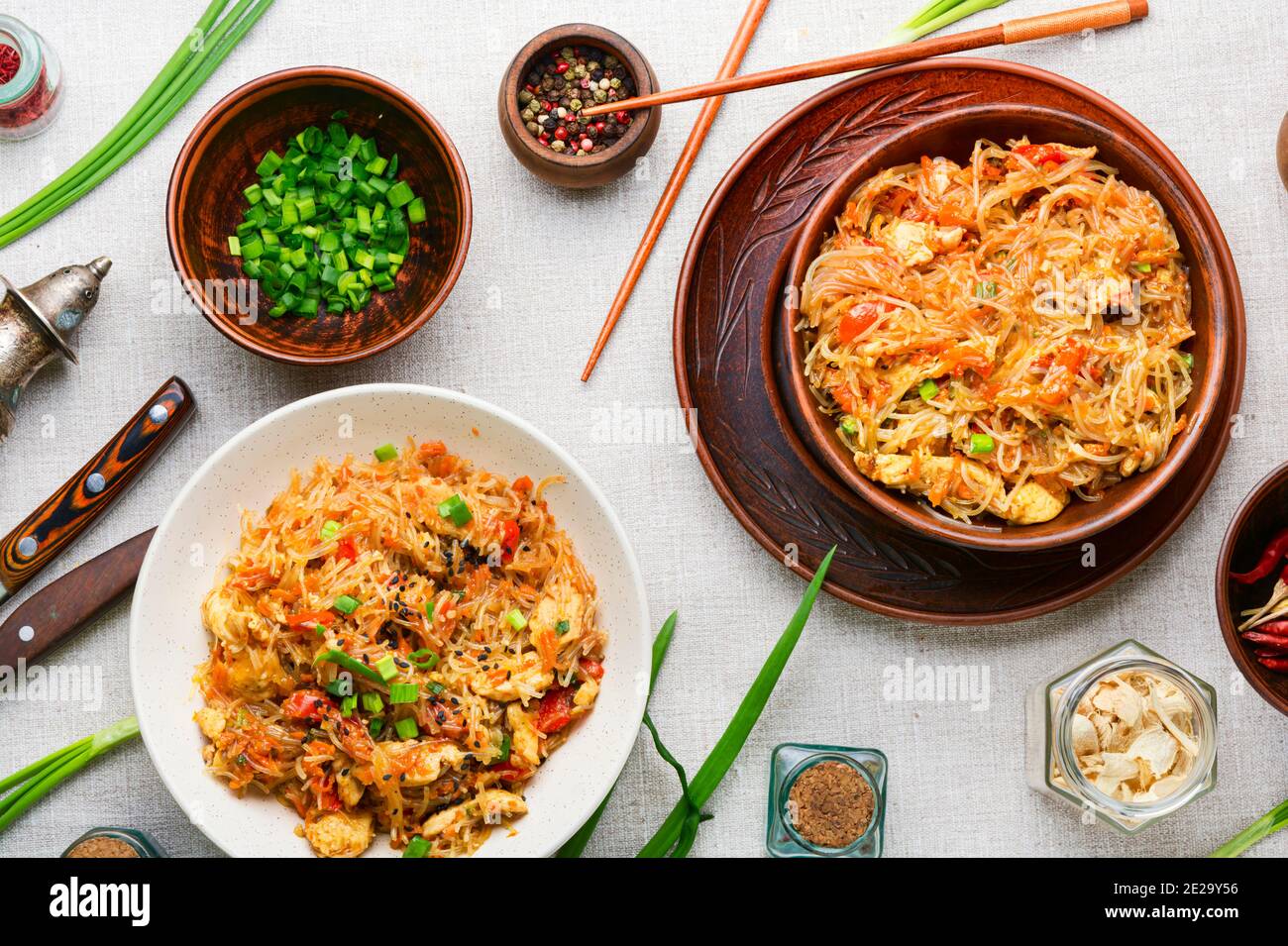 Funchoza, chinesische Nudeln mit Gewürzen und Huhn.Asiatische Vermicelli Stockfoto