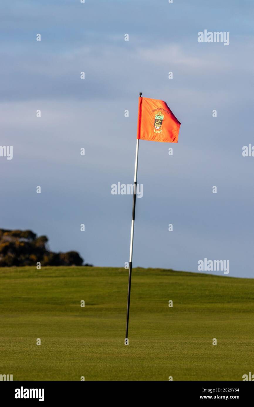 Eine im Wind flatternde Golfflagge auf dem Crail Golf Course, Fife, Schottland. Stockfoto