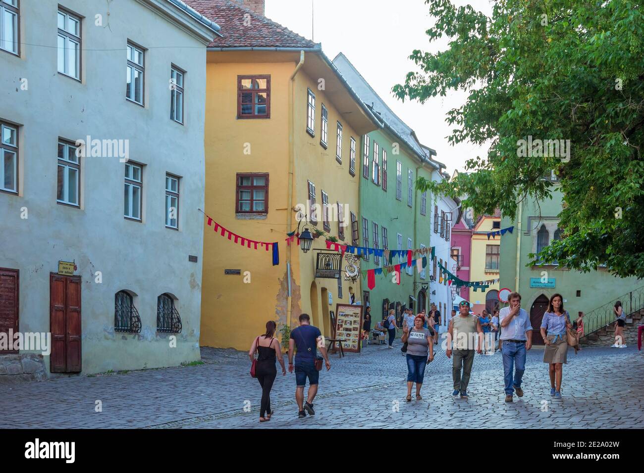 Streetlife im alten Zentrum von Sighisoara in Rumänien Stockfoto