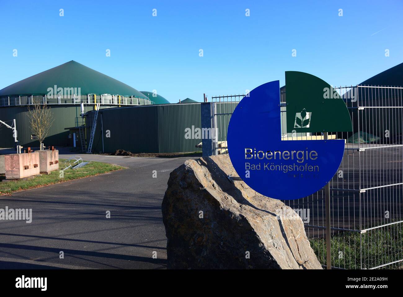 Biogasproduktion im ländlichen Deutschland / Biogasanlage, Erzeugung von Biogas durch Vergasung von Biomasse, Deutschland, Bad Königshofen, Bayern Stockfoto