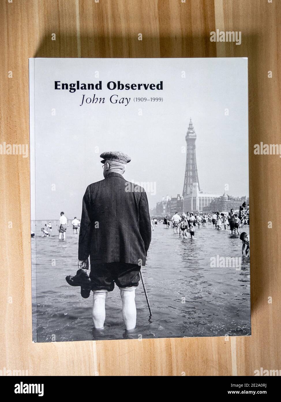 England beobachtet von John Gay, ein Buch mit Schwarz-Weiß-Fotografien des Autors, veröffentlicht von English Heritage 2010. Stockfoto