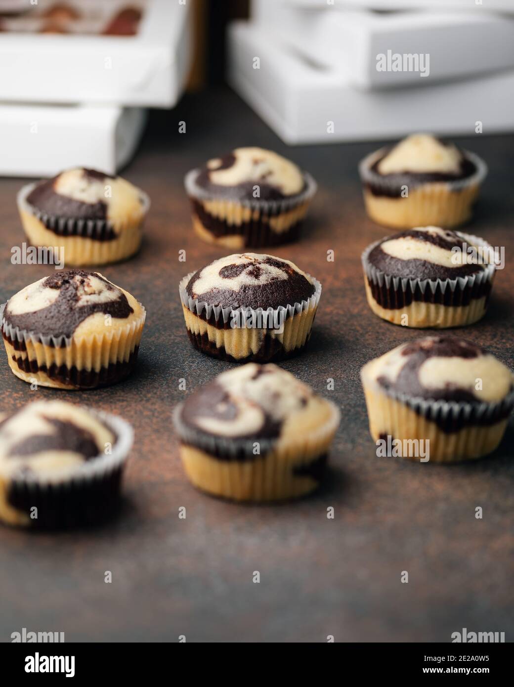 Hausgemachte Marmorschokolade Vanille Cupcakes. Köstliches Dessert. Selektiver Fokus Stockfoto