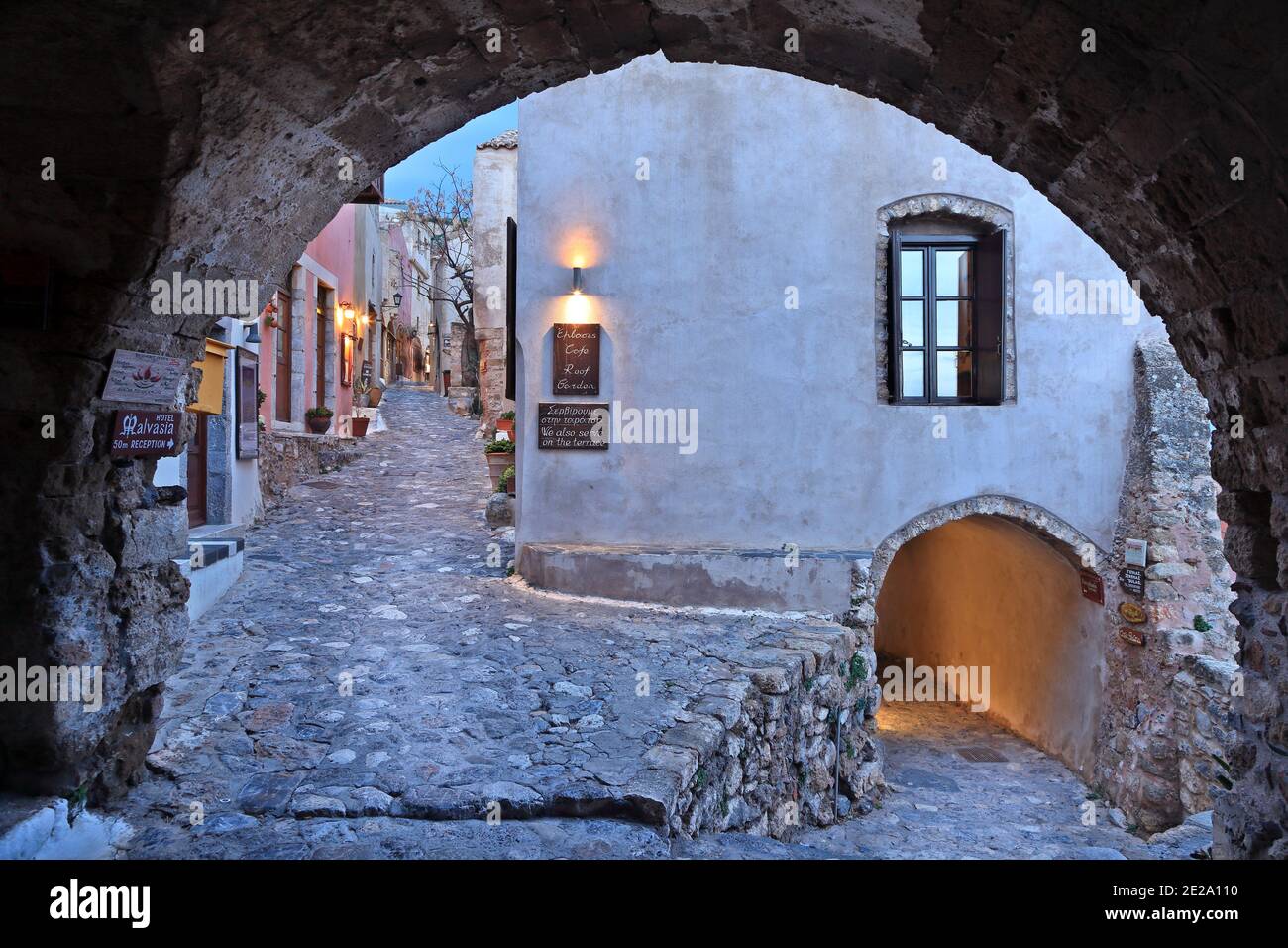Eingang von der Castletown Monemvasia (oder "Malvasia"), in der Nacht. Präfektur Lakonia, Griechenland Stockfoto