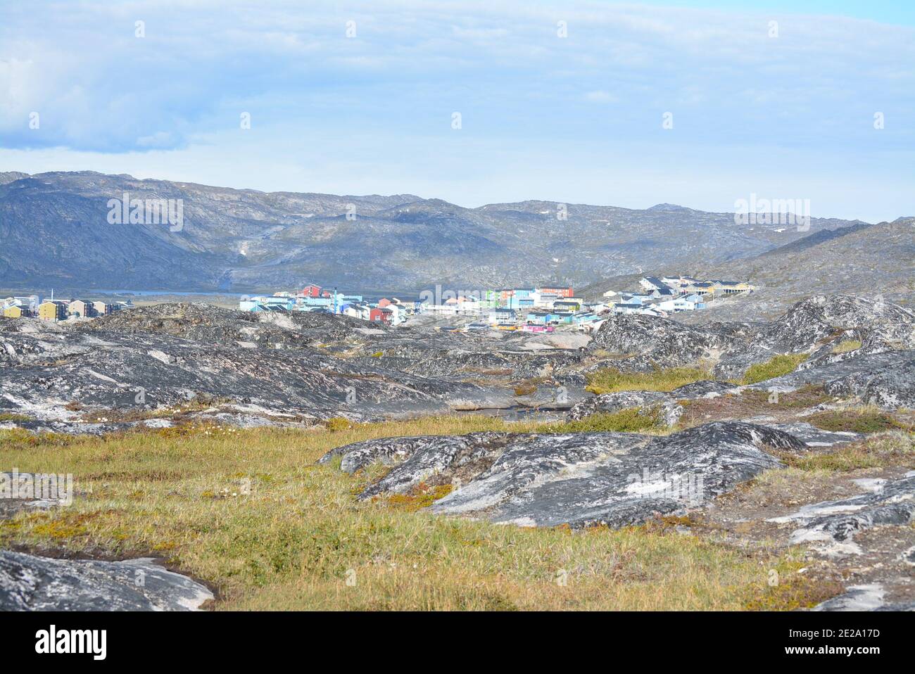 Ilulissat, Grönland, Juli - wunderschöne Gemeinde mit bunten Häusern mitten im Nirgendwo - traumhafte Landschaft in der grönländischen Tundra Stockfoto