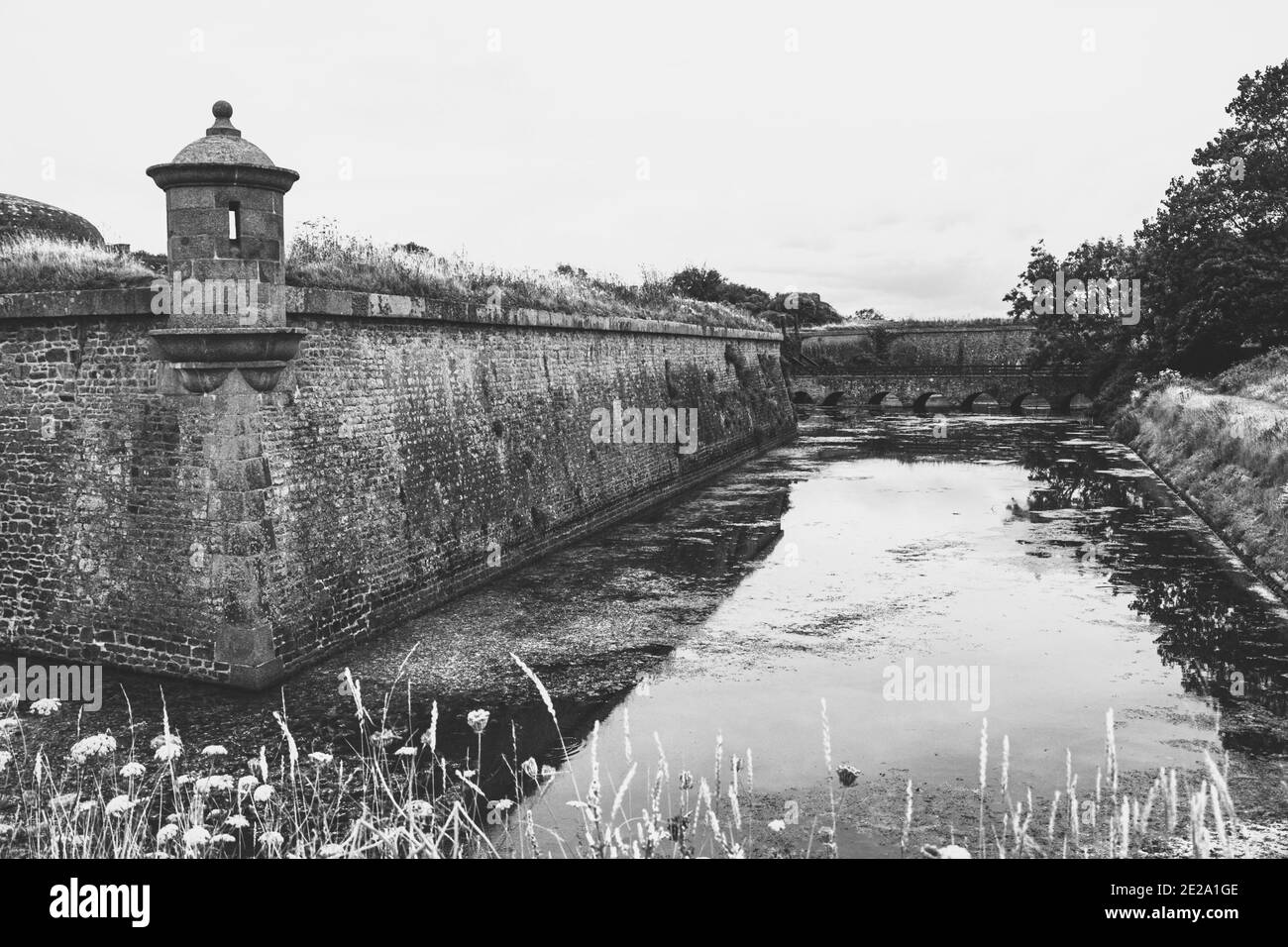 Saint-Vaast-La-Hougue, Normandie, Frankreich. Vauban Befestigungsanlagen. Fort von Graben umgeben. UNESCO-Weltkulturerbe. Schwarz weiß historisches Foto. Stockfoto