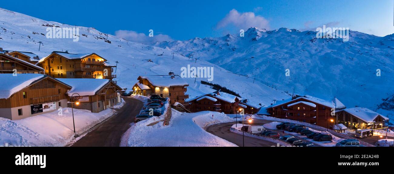 Skigebiet Les Menuires, Alpen, Savoie, Frankreich. Panorama bei Nacht. Stockfoto