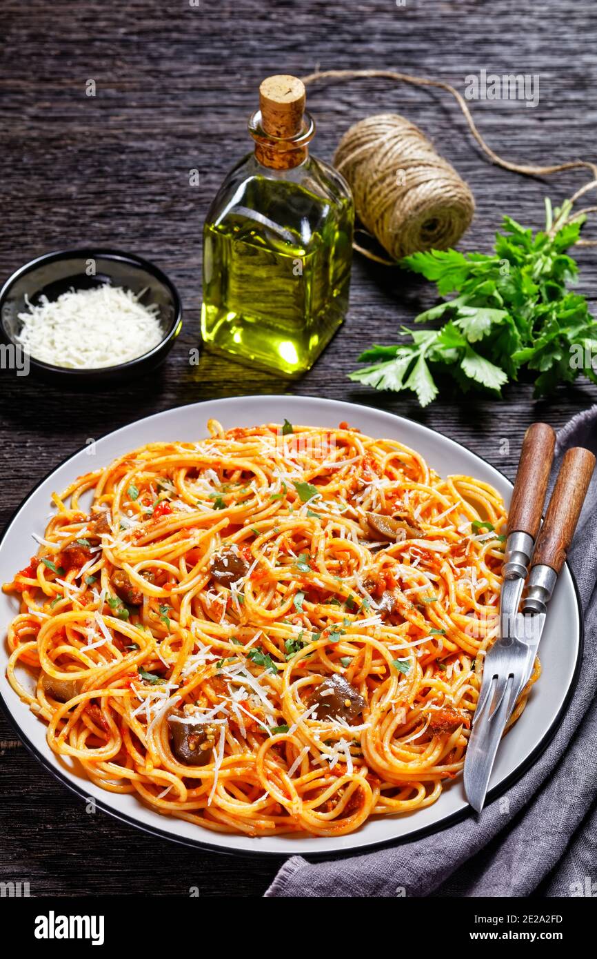 Pasta alla norma, sizilianische Pasta Gericht sautierten Auberginen mit Tomatensauce geworfen und gekrönt mit zerfetzten Parmesan serviert auf einem Teller, italienische Küche Stockfoto