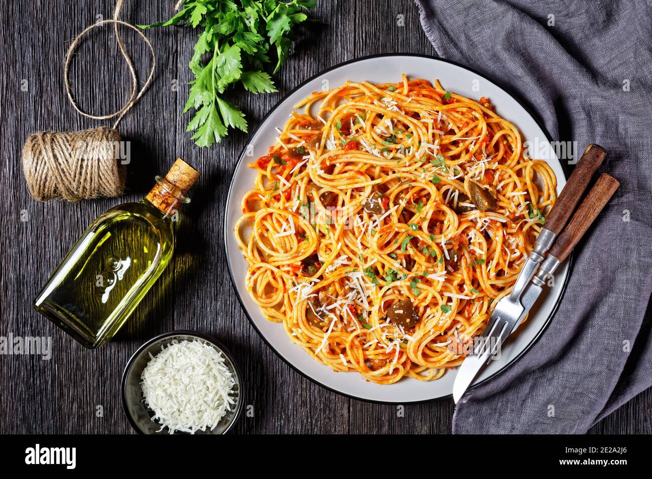 Spaghetti alla norma, klassische Pasta-Gericht aus sautierten Auberginen mit Tomatensauce geworfen und gekrönt mit zerfetzten Parmesan serviert auf einem Teller, italienische cui Stockfoto