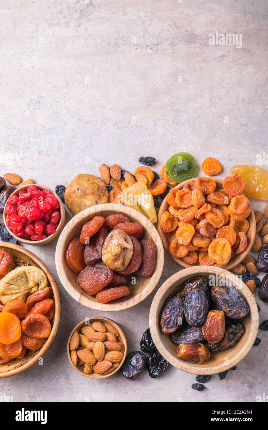 Getrocknete Früchte und Nüsse vermischen sich in einer Holzschüssel. Auswahl an kandierten Früchten. Jüdischer Feiertag TU Bischvat. Speicherplatz kopieren Stockfoto